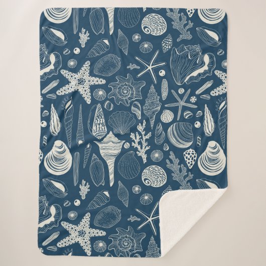 Zeeschalen op donkerblauw sherpa deken (Voorkant)