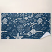 Zeeschalen op donkerblauw strandlaken (Voorkant)