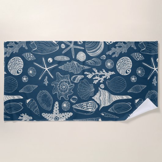 Zeeschalen op donkerblauw strandlaken (Voorkant)