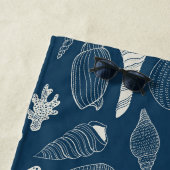 Zeeschalen op donkerblauw strandlaken (In situ)