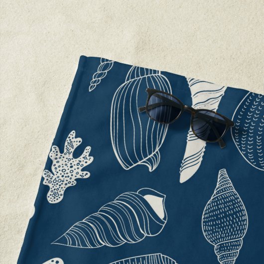 Zeeschalen op donkerblauw strandlaken (In situ)