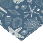 Zeeschalen op donkerblauw tafelkleed (Gekanteld)