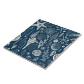 Zeeschalen op donkerblauw tegeltje (Zijkant)