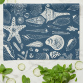 Zeeschalen op donkerblauw theedoek (Gevouwen)