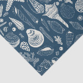 Zeeschalen op donkerblauw tissuepapier (Detail)