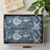 Zeeschalen op donkerblauw tissuepapier (Geschenk)
