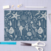 Zeeschalen op donkerblauw tissuepapier (Craft)