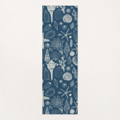 Zeeschalen op donkerblauw yogamat (Voorkant)