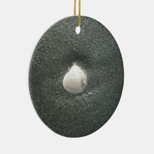 Zeeschelp in het zand: een zout souvenir keramisch ornament (Rechts)