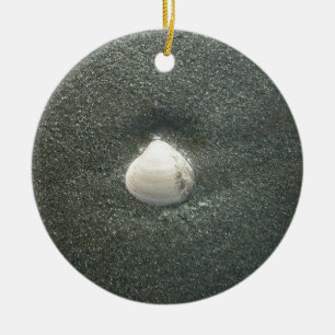 Zeeschelp in het zand: een zout souvenir keramisch ornament