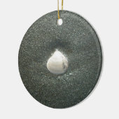 Zeeschelp in het zand: een zout souvenir keramisch ornament (Links)