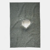 Zeeschelp in het zand: een zout souvenir theedoek (Verticaal)