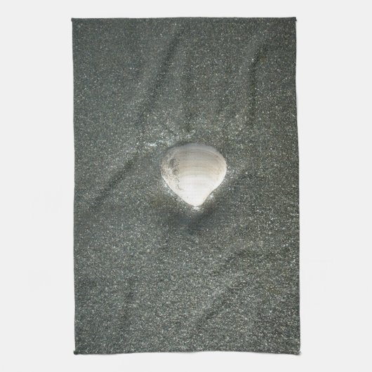 Zeeschelp in het zand: een zout souvenir theedoek (Verticaal)
