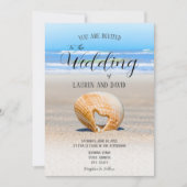 Zeeschelp met hart op zand op het strand, bruiloft kaart (Voorkant)