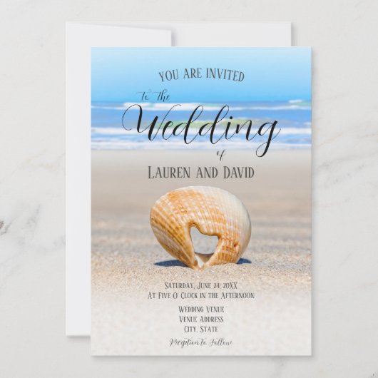 Zeeschelp met hart op zand op het strand, bruiloft kaart (Voorkant)