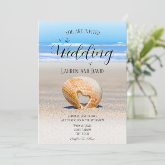 Zeeschelp met hart op zand op het strand, bruiloft kaart (Staand voorkant)