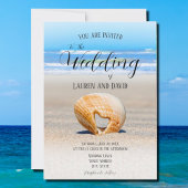 Zeeschelp met hart op zand op het strand, bruiloft kaart