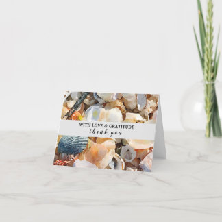 Zeeschelpen en drijfhout op strand zand bedankkaart