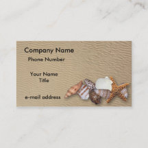 Zeeschelpen en zandstrand