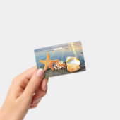 Zeeschelpen en zeesterkreeft op het strand badge (Handheld)