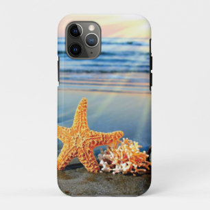 Zeeschelpen en zeesterkreeft op het strand Case-Mate iPhone case