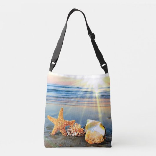 Zeeschelpen en zeesterkreeft op het strand crossbody tas (Achterkant)