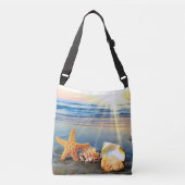 Zeeschelpen en zeesterkreeft op het strand crossbody tas (Voorkant)