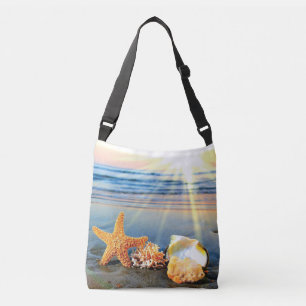Zeeschelpen en zeesterkreeft op het strand crossbody tas