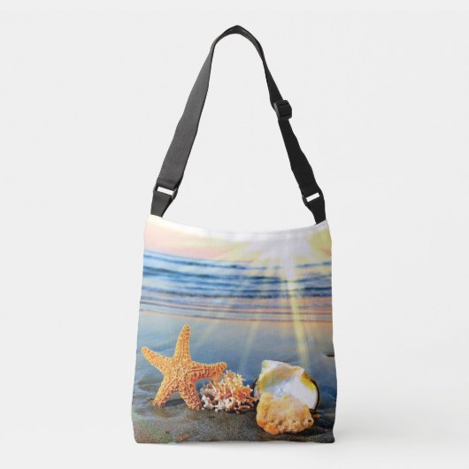 Zeeschelpen en zeesterkreeft op het strand crossbody tas (Voorkant)