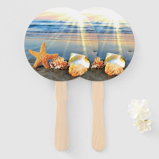 Zeeschelpen en zeesterkreeft op het strand handwaaier (Voorkant en achterkant)