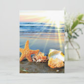 Zeeschelpen en zeesterkreeft op het strand kaart (Staand voorkant)