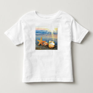 Zeeschelpen en zeesterkreeft op het strand kinder shirts