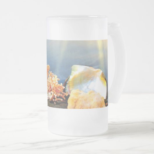 Zeeschelpen en zeesterkreeft op het strand matglas bierpul (Voorkant rechts)