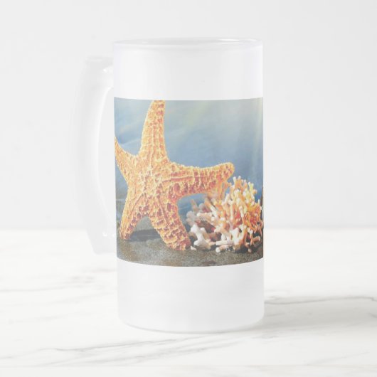 Zeeschelpen en zeesterkreeft op het strand matglas bierpul (Voorkant links)