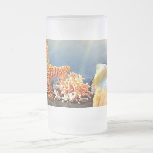 Zeeschelpen en zeesterkreeft op het strand matglas bierpul (Center)