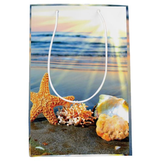 Zeeschelpen en zeesterkreeft op het strand medium cadeauzakje (Voorkant)