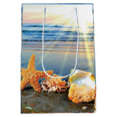 Zeeschelpen en zeesterkreeft op het strand medium cadeauzakje (Achterkant)