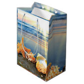 Zeeschelpen en zeesterkreeft op het strand medium cadeauzakje (Achterkant Gekanteld)