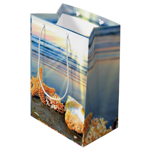 Zeeschelpen en zeesterkreeft op het strand medium cadeauzakje (Achterkant Gekanteld)