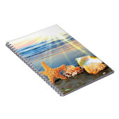 Zeeschelpen en zeesterkreeft op het strand notitieboek (Rechterzijde)