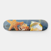 Zeeschelpen en zeesterkreeft op het strand persoonlijk skateboard (Horizontaal)