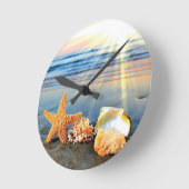 Zeeschelpen en zeesterkreeft op het strand ronde klok (Hoek)
