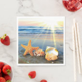 Zeeschelpen en zeesterkreeft op het strand servet (Insitu)