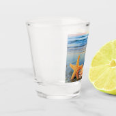 Zeeschelpen en zeesterkreeft op het strand shot glas (Links)