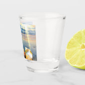 Zeeschelpen en zeesterkreeft op het strand shot glas (Rechts)