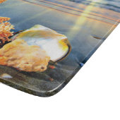 Zeeschelpen en zeesterkreeft op het strand snijplank (Hoek)