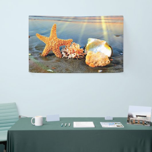 Zeeschelpen en zeesterkreeft op het strand spandoek (Beurs)