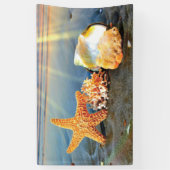 Zeeschelpen en zeesterkreeft op het strand spandoek (Verticaal)