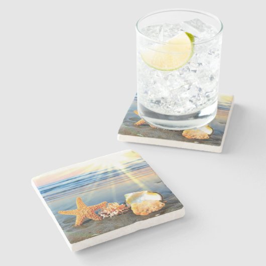 Zeeschelpen en zeesterkreeft op het strand stenen onderzetter (Zijkant)