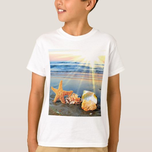 Zeeschelpen en zeesterkreeft op het strand t-shirt (Voorkant)